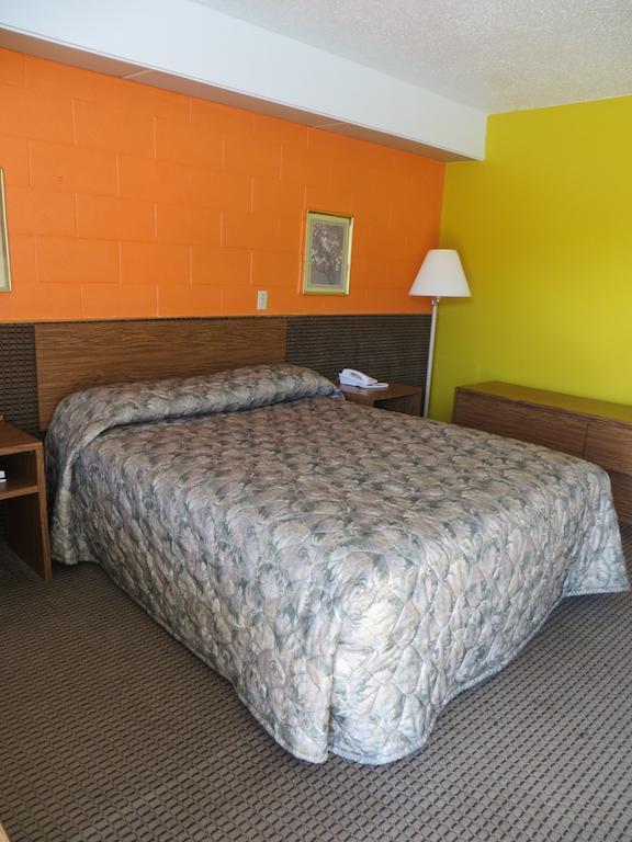 Budget Inn Adair Room photo