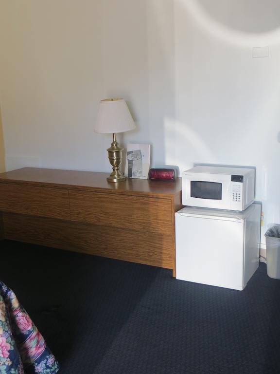 Budget Inn Adair Room photo