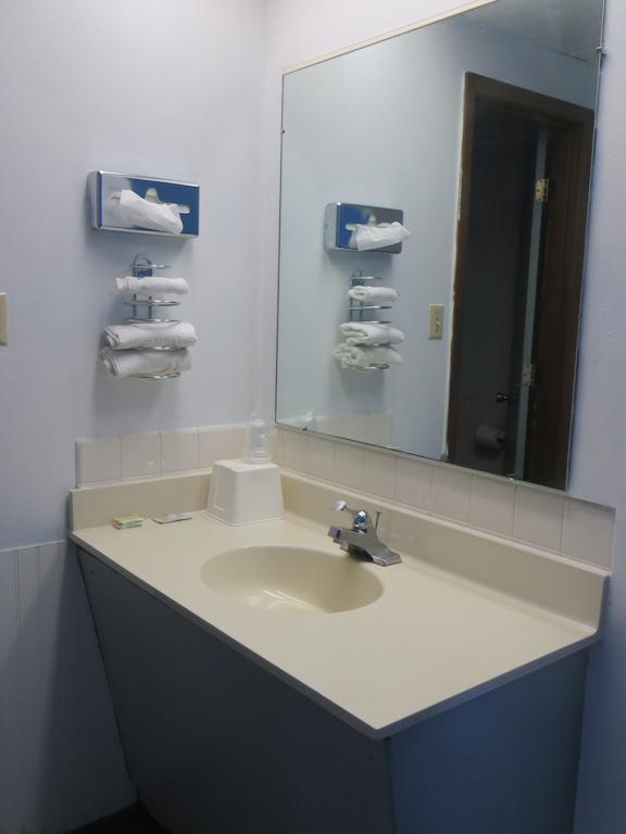 Budget Inn Adair Room photo